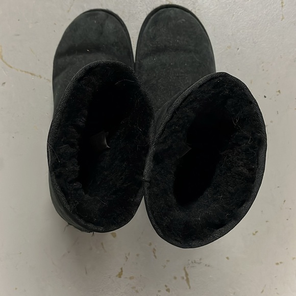 Pre-loved UGG Classic Short Boot - Size 9 in Black - Picture 13 of 14